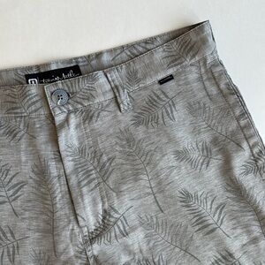 Travis Mathew Performance Golf Chino Shorts Men’s Size 33 Gray Green Leaf Floral